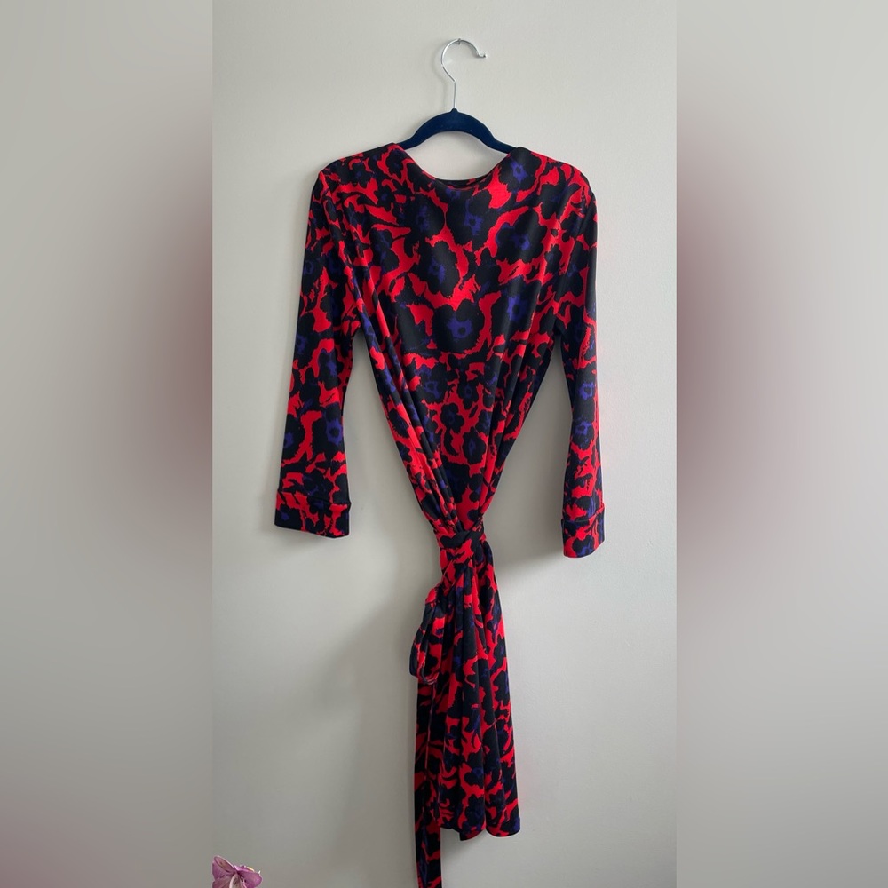 Diane von Furstenberg wrap dress. Size 2. About knee length. - Picture 2 of 3